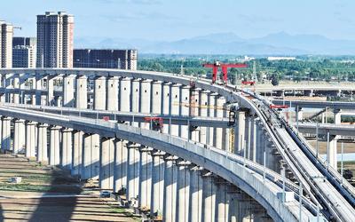 6月7日，工人在唐山市高新技術(shù)開發(fā)區(qū)境內(nèi)的京唐城際鐵路建設(shè)工地施工（無人機照片）。 新華社記者 楊世堯攝