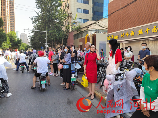 石家莊外國語學(xué)校考點(diǎn)外送考的家長。人民網(wǎng) 祝龍超攝