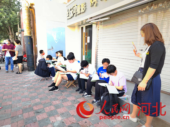 臨進(jìn)考場，考生抓緊時間再復(fù)習(xí)一下。人民網(wǎng) 祝龍超攝