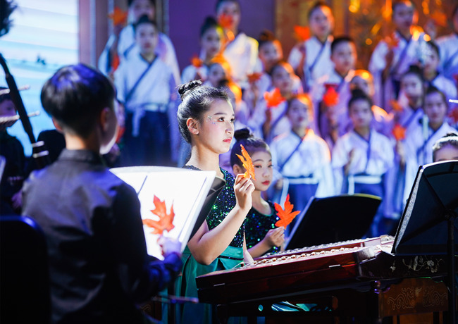 樂團(tuán)在臺(tái)上演出。單位供圖