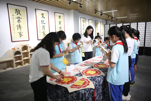 1、長(zhǎng)沙市雨花區(qū)校園清廉家風(fēng)館開館。受訪單位供圖