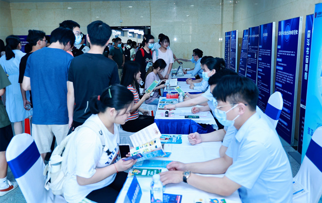 大學生現(xiàn)場咨詢創(chuàng)業(yè)政策。長沙市人社局供圖