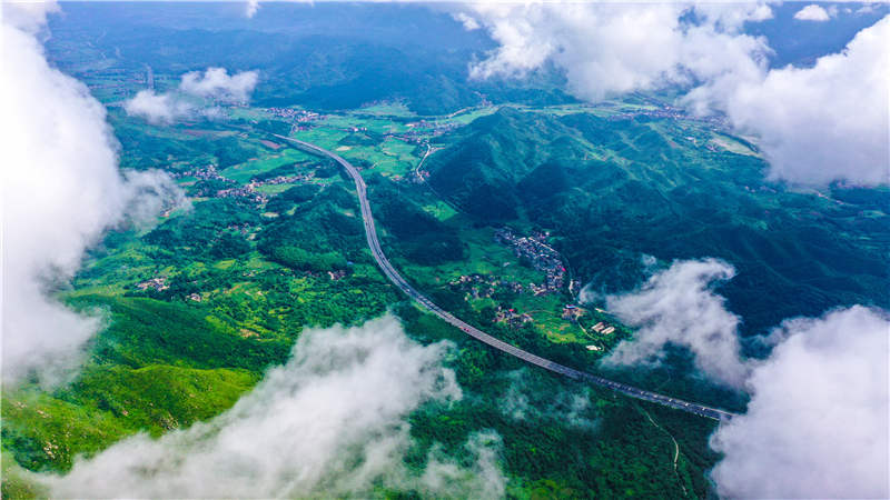 湖南省常寧市廟前鎮(zhèn)泉井村，云霧繚繞，青山蒼翠，公路蜿蜒，秀美如畫。周秀魚春攝