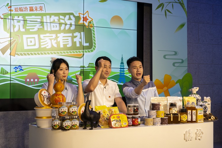6月3日下午，在臨汾原產(chǎn)地商品體驗店，曲沃縣副縣長樊奇選對當?shù)氐霓r(nóng)特產(chǎn)品、旅游景點進行了推介代言。鄭遠飛攝