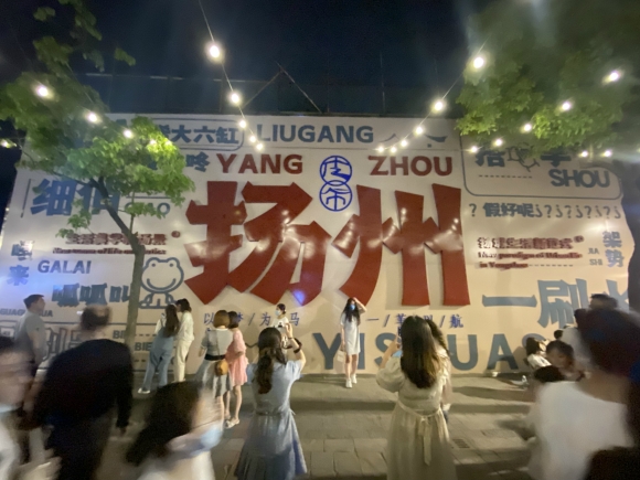 古運(yùn)河畔的皮市街充滿市井氣息。 人民網(wǎng) 張玉峰攝
