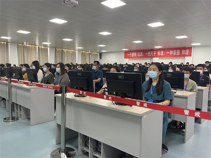 閱卷現(xiàn)場。公雪 攝
