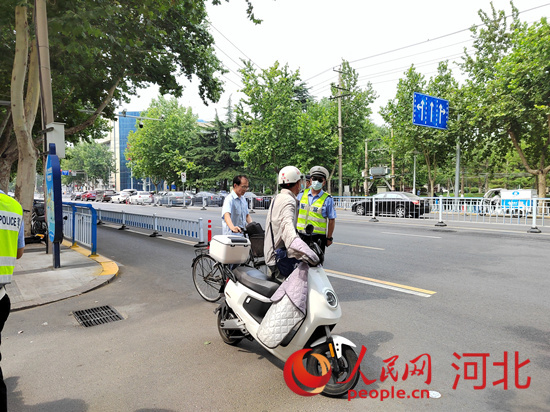 石家莊交警在查處非機(jī)動(dòng)車(chē)違章。人民網(wǎng)祝龍超攝