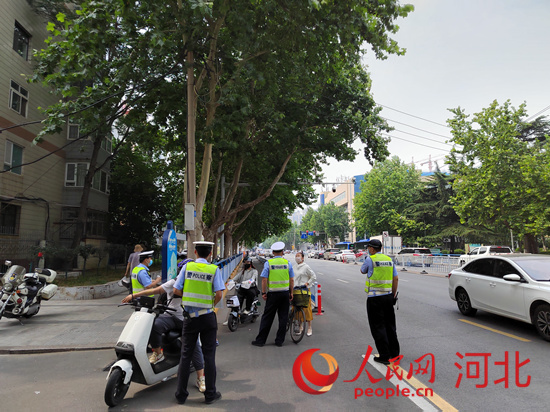 石家莊交警在查處非機(jī)動(dòng)車(chē)違章。人民網(wǎng)祝龍超攝
