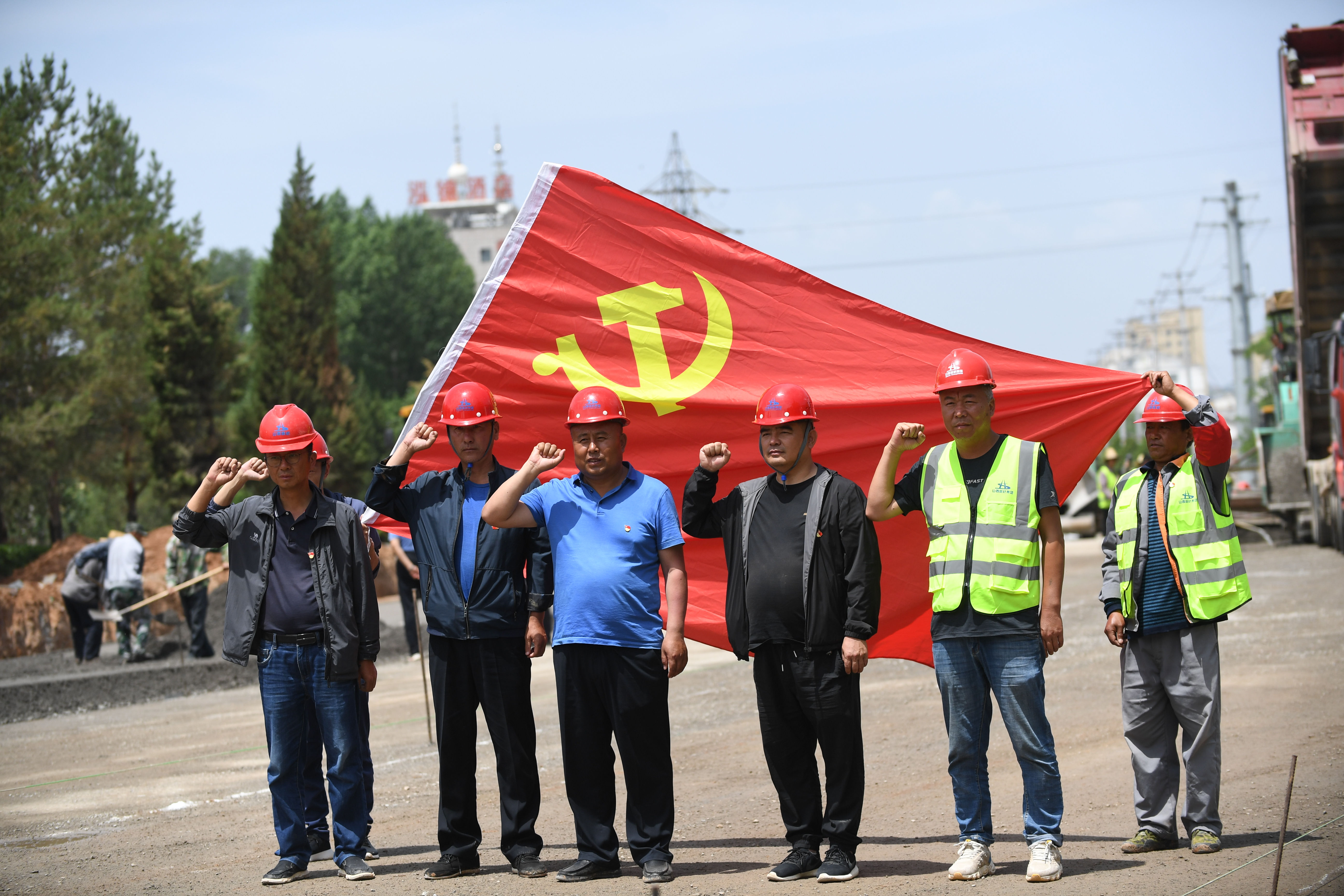 路橋工人在黨旗下宣誓。圖片由路橋公司提供