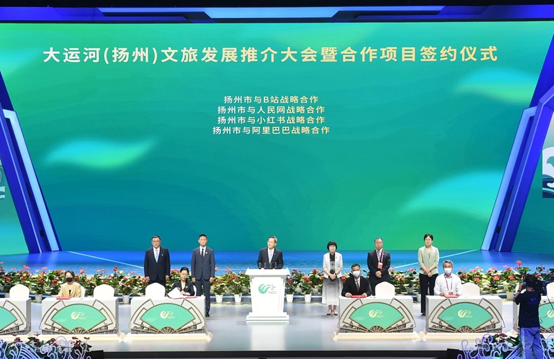 揚(yáng)州市副市長劉流與人民網(wǎng)股份有限公司江蘇分公司總經(jīng)理汪崢嶸作為代表分別簽署了戰(zhàn)略合作協(xié)議。文斌攝