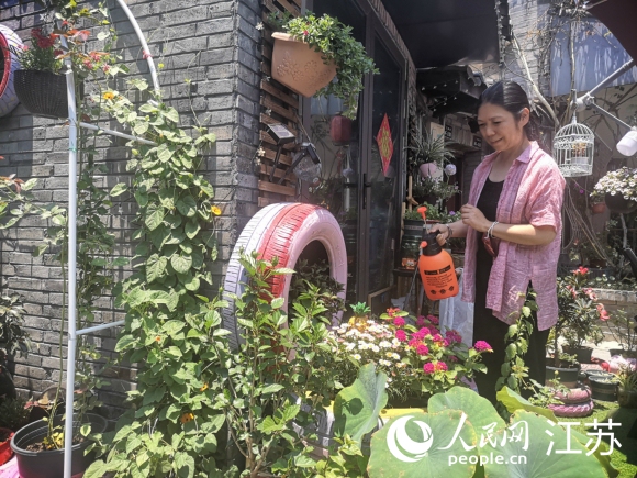 原在上海工作的袁荔退休后重回?fù)P州古城生活。 人民網(wǎng) 張玉峰攝