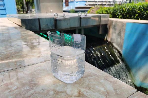在邯鄲市雞澤縣藍(lán)天污水處理廠，污水經(jīng)過(guò)處理后清澈透明。鄭佳欣攝
