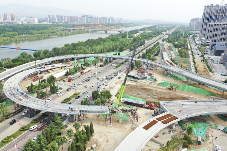 市區(qū)五一路快速通道工程西段順利合龍。