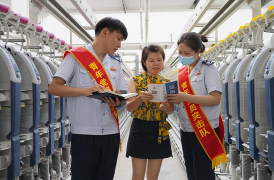 國家稅務(wù)總局常德市西洞庭西湖管理區(qū)稅務(wù)局成立青年黨員突擊隊，走進(jìn)常德銀駿紡織有限公司等企業(yè)送政策、問需求、解難題。受訪單位供圖