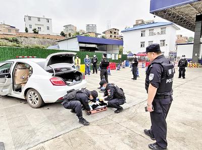 圖為民警對重點車輛是否攜帶毒品進(jìn)行檢查。省禁毒委供圖