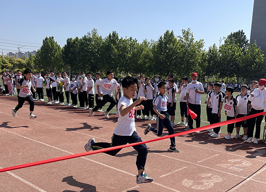 河北省威縣第四小學(xué)學(xué)生組織短跑比賽。 趙國華攝