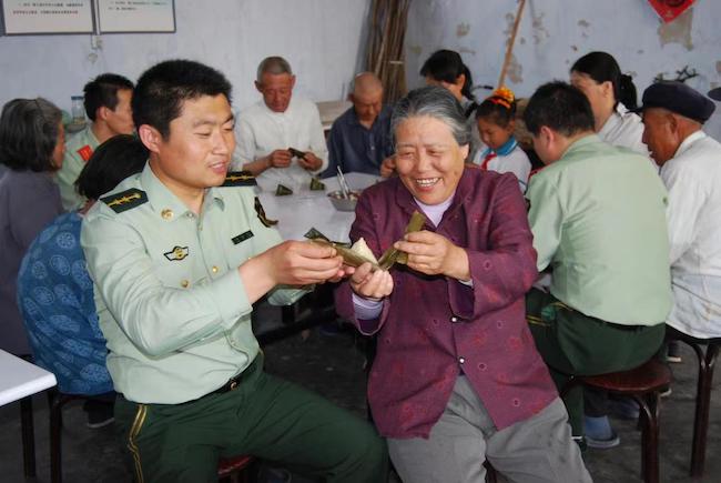趙德恒與孤寡老人共度端午佳節(jié) 。 濱州市公安局海岸警察支隊(duì)岔尖派出所供圖