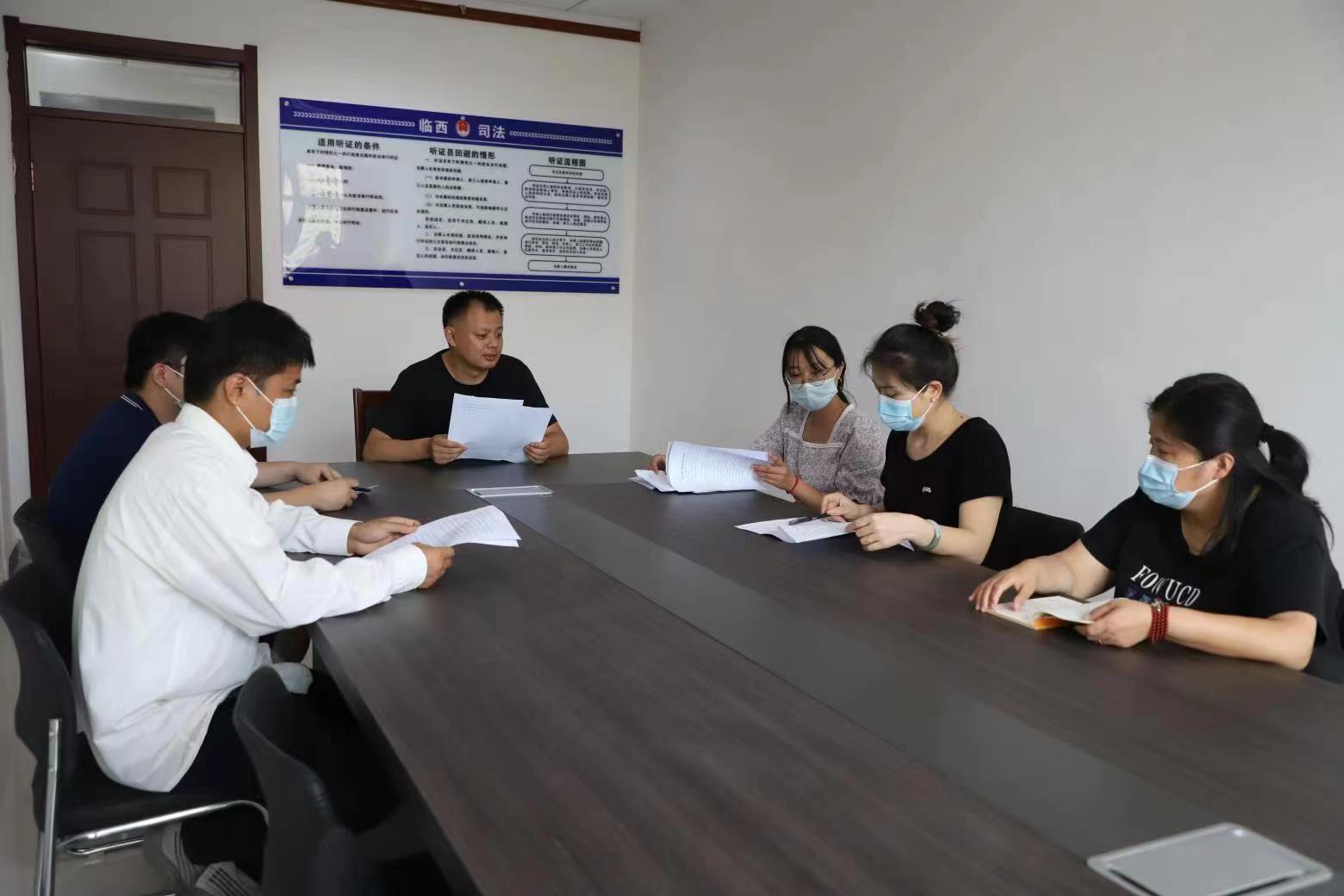 邢臺(tái)市臨西縣司法局工作人員在行政復(fù)議聽(tīng)證室對(duì)行政復(fù)議事項(xiàng)開(kāi)展聽(tīng)證問(wèn)詢(xún)。 孟凡儒攝