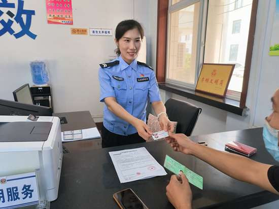 張靜正在為群眾辦理業(yè)務(wù)。 趙凱攝