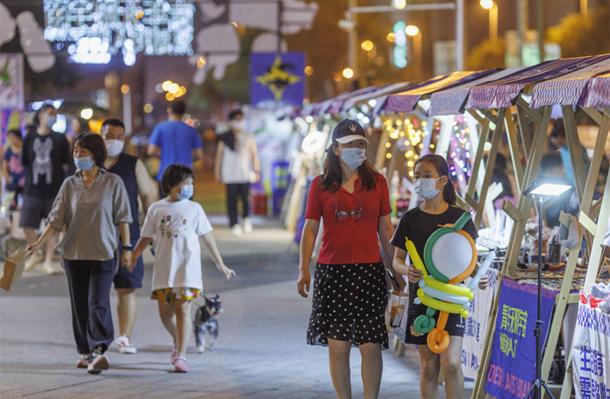 青年無限宇宙潮動市集匯聚眾多文創(chuàng)產品，豐富市民夜生活。王英浩攝