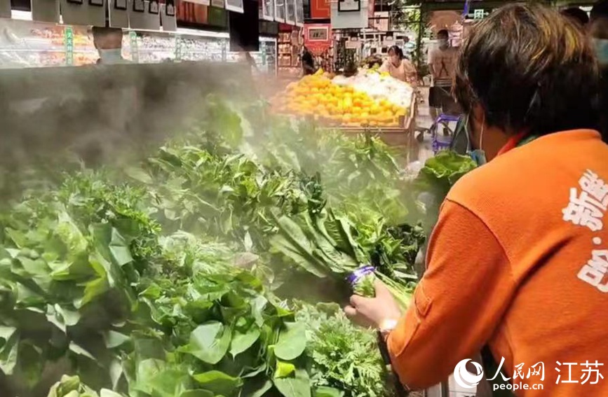 在大潤發(fā)長江北路店里，果蔬、肉蛋等生活必需品種類齊全，供應充足，市民正有序選購。無錫市委網(wǎng)信辦供圖