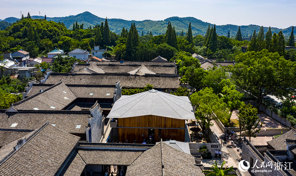 7月23日，空中俯瞰位于寧波市江北區(qū)慈城鎮(zhèn)的抱珠樓。人民網(wǎng) 章勇濤攝