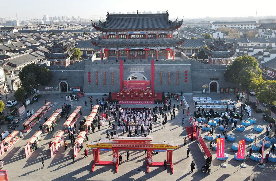 城門掛春聯(lián)，金湖沖刺“開門紅”。陳義寶攝