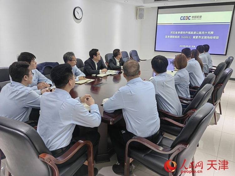 近日，中能建路橋工程有限公司領(lǐng)導班子成員與員工開會討論，如何根據(jù)今年的項目招聘合適的優(yōu)秀人才。  人民網(wǎng) 孫翼飛攝