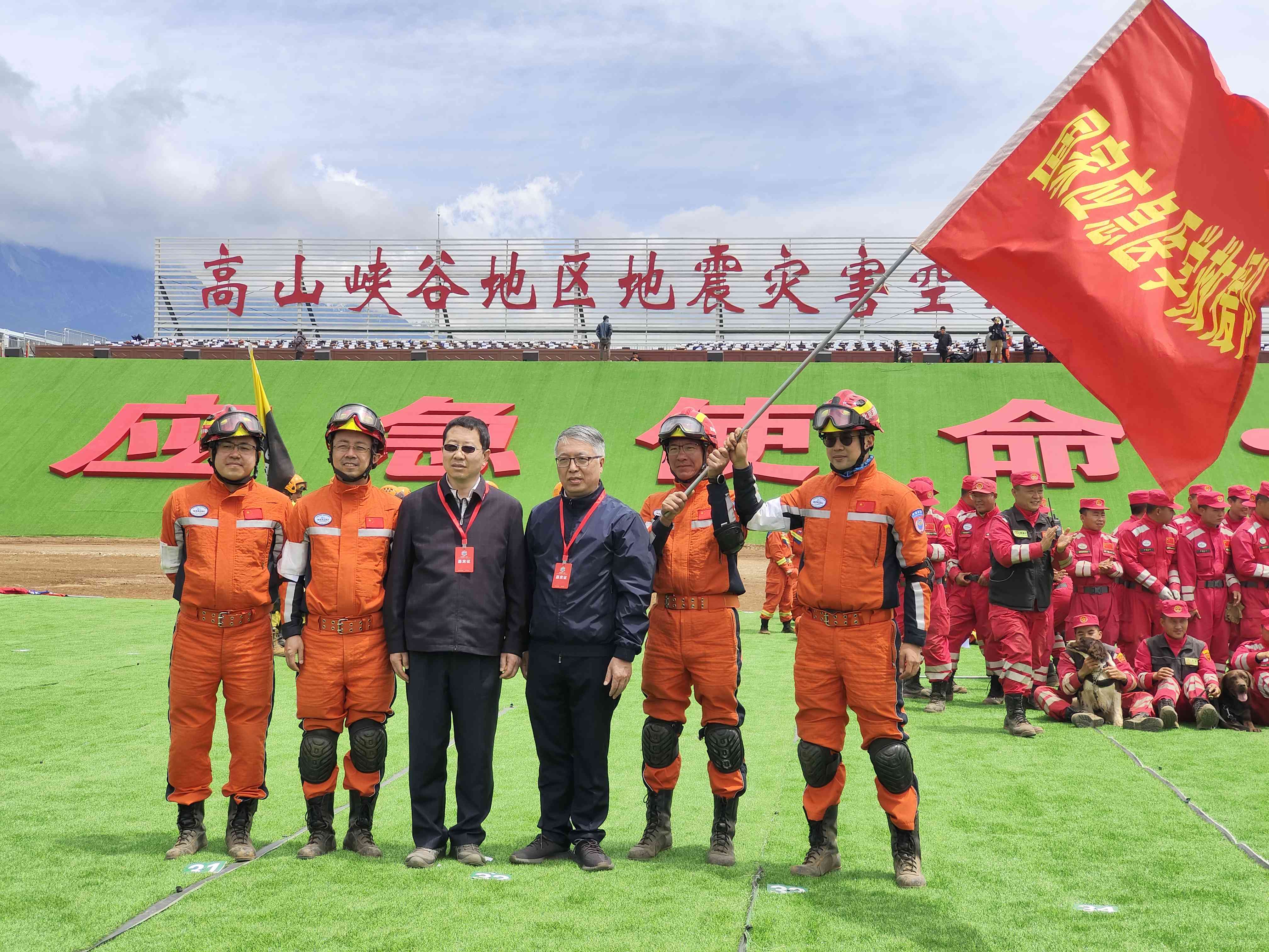 呂國(guó)忠以總領(lǐng)隊(duì)身份，帶領(lǐng)國(guó)家應(yīng)急醫(yī)學(xué)救援隊(duì)演練。受訪者供圖