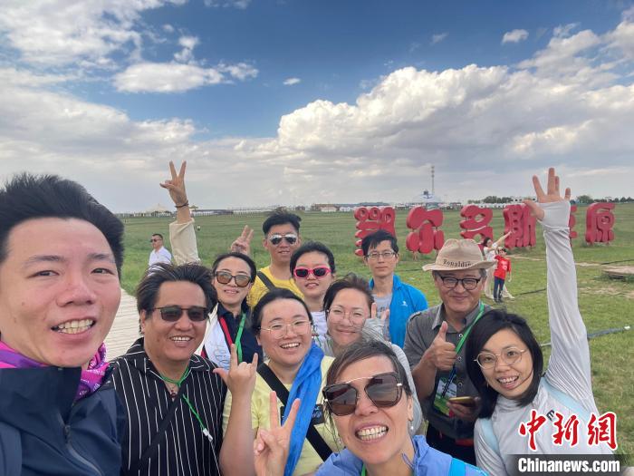 圖為臺胞在鄂爾多斯草原合影?！∪~冠賢 攝