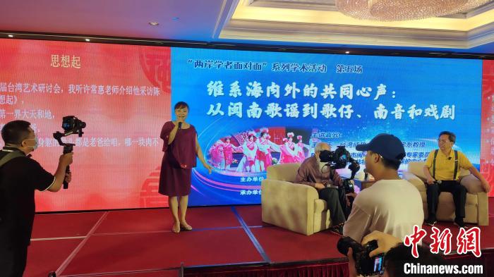 歌仔說唱非遺傳承人張?jiān)缕寂楷F(xiàn)場(chǎng)演唱?！罘?攝