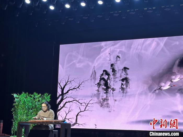 閩派古琴名家陳志強演奏一曲《流水》。　張麗君 攝