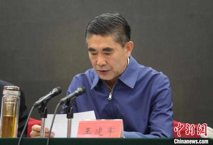 圖為青海省委書記王建軍出席會議并作講話?！?zhí)砀?攝