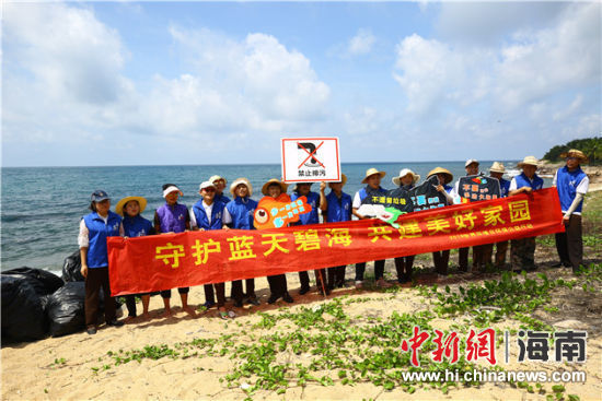 環(huán)保志愿者呼吁停止隨地扔垃圾、破壞環(huán)境等不文明行為。