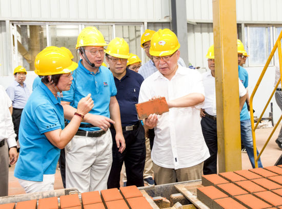 2019年6月21日下午，省長沈曉明在三亞建筑廢棄物綜合利用廠，查看用建筑廢棄物綜合處理后制成的再生水泥磚。海南日報記者 宋國強 攝