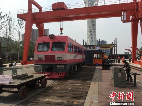 公園內(nèi)的火車車廂與貨場(chǎng)龍門吊等工業(yè)遺跡?！「呒t超 攝