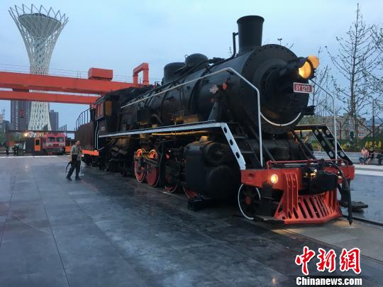 公園內(nèi)保留布置了蒸汽時(shí)代火車頭?！「呒t超 攝