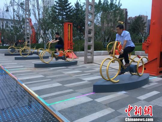 市民使用公園內(nèi)的健身設(shè)施?！「呒t超 攝