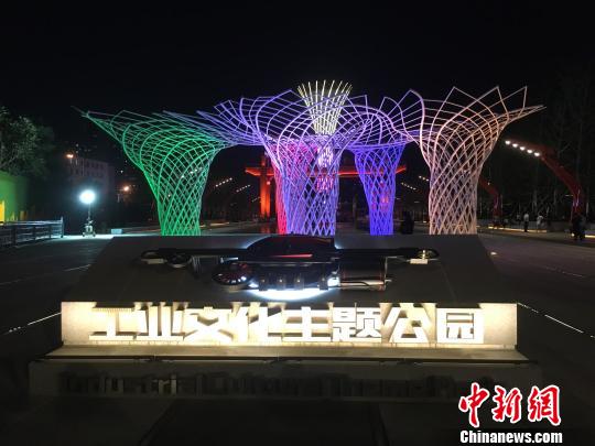 夜晚，奧運(yùn)“五色樹(shù)”的燈光?！「呒t超 攝