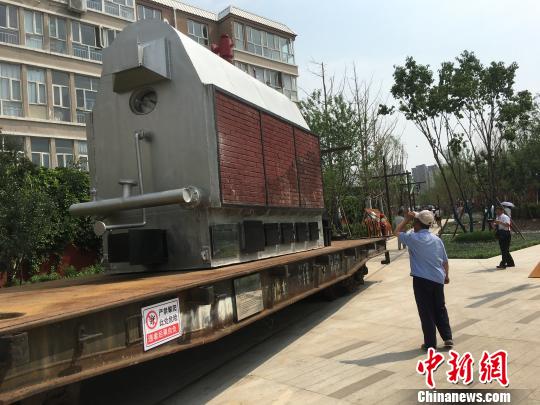 公園內(nèi)陳列著臥式蒸汽鍋爐等工業(yè)產(chǎn)品?！「呒t超 攝