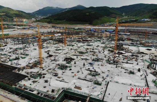 6月28日，航拍鏡頭下的河北張家口冬奧會太子城冰雪小鎮(zhèn)項(xiàng)目。太子城冰雪小鎮(zhèn)項(xiàng)目位于2022年冬奧會張家口賽區(qū)核心區(qū)，連接張家口賽區(qū)云頂和古楊樹兩個競賽場館群，建成后將承擔(dān)賽時核心區(qū)配套保障功能，提供冬奧頒獎、貴賓接待、交通換乘、休閑娛樂等服務(wù)，賽后將成為一座國際化四季度假小鎮(zhèn)。 中新社記者 楊艷敏 攝