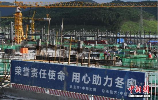 6月28日，河北張家口冬奧會太子城冰雪小鎮(zhèn)項(xiàng)目現(xiàn)場。太子城冰雪小鎮(zhèn)項(xiàng)目位于2022年冬奧會張家口賽區(qū)核心區(qū)，連接張家口賽區(qū)云頂和古楊樹兩個競賽場館群，建成后將承擔(dān)賽時核心區(qū)配套保障功能，提供冬奧頒獎、貴賓接待、交通換乘、休閑娛樂等服務(wù)，賽后將成為一座國際化四季度假小鎮(zhèn)。 中新社記者 楊艷敏 攝