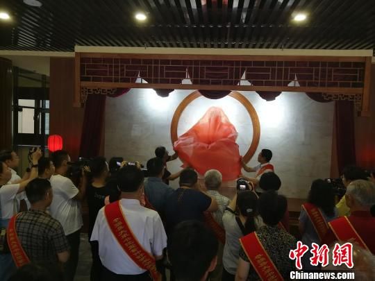 為董子石像揭幕?！⊥貔i 攝