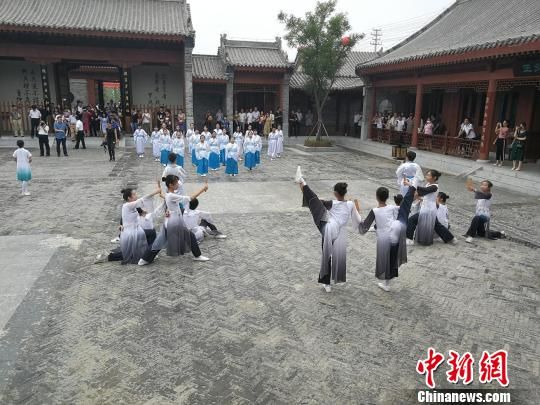 誦讀國(guó)學(xué)經(jīng)典展演?！⊥貔i 攝