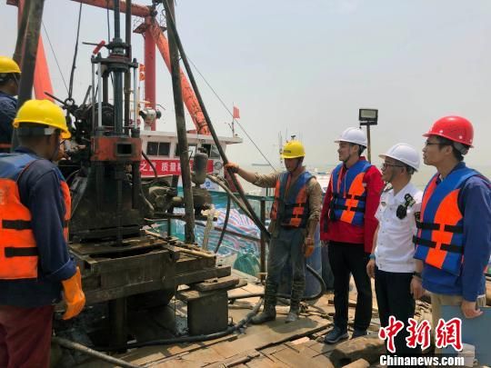 圖為勘察設計人員與常熟海事局執(zhí)法船在現(xiàn)場配合鉆探施工?！∥赫?攝