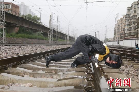 蘭州西工務(wù)段蘭州線路車間職工檢查線路幾何尺寸?！⊥豕廨x 攝