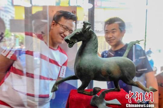 甘肅省博物館將榮登《國家寶藏》的文物銅奔馬和人頭形器口彩陶瓶搬到了絲路如意餐廳，讓顧客在餐廳內(nèi)就能近距離的和文物面對面。　鐘欣 攝
