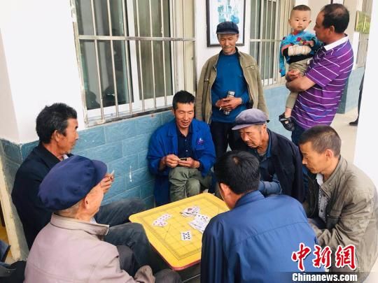 圖為老年人“興趣驛站”中的棋牌組。　艾慶龍 攝
