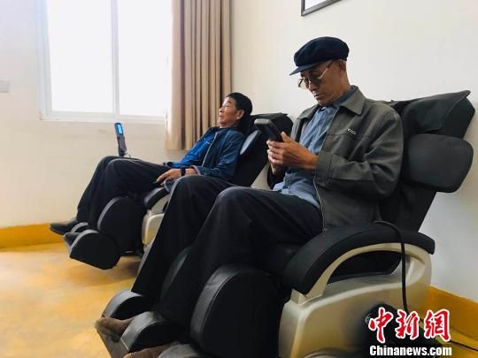 袁家壩村老年人使用按摩椅?！“瑧c龍 攝