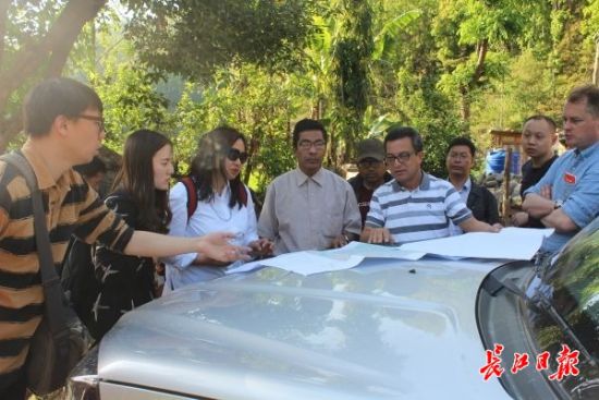 在尼泊爾，武漢市土地利用和城市空間規(guī)劃研究中心設(shè)計(jì)團(tuán)隊(duì)現(xiàn)場(chǎng)踏勘。(武漢市土地利用和城市空間規(guī)劃研究中心 供圖)